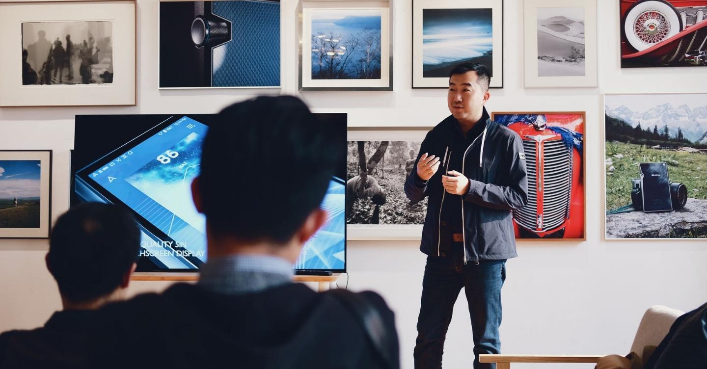 Featured image: How to Use Your Body Language to Win Sales