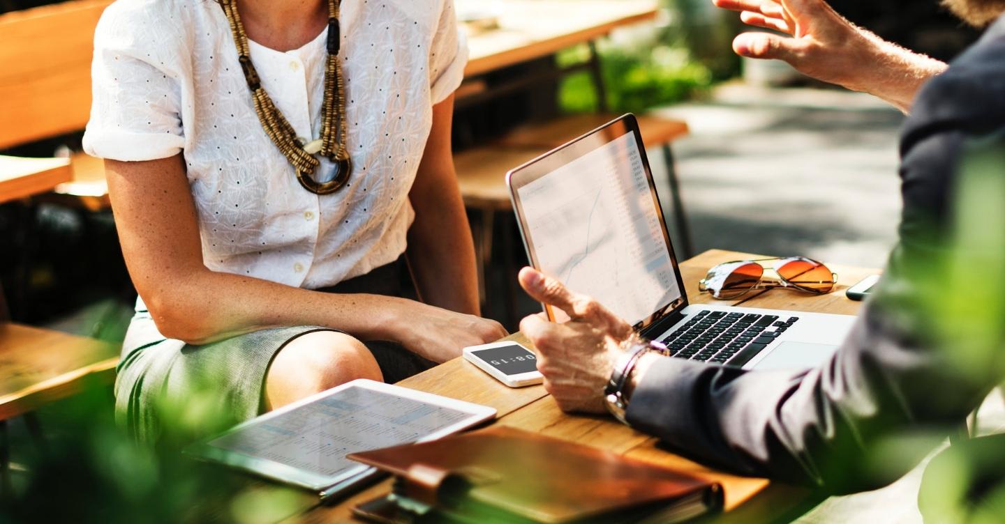 Featured image: The Ultimate Guide to Sales Coaching
